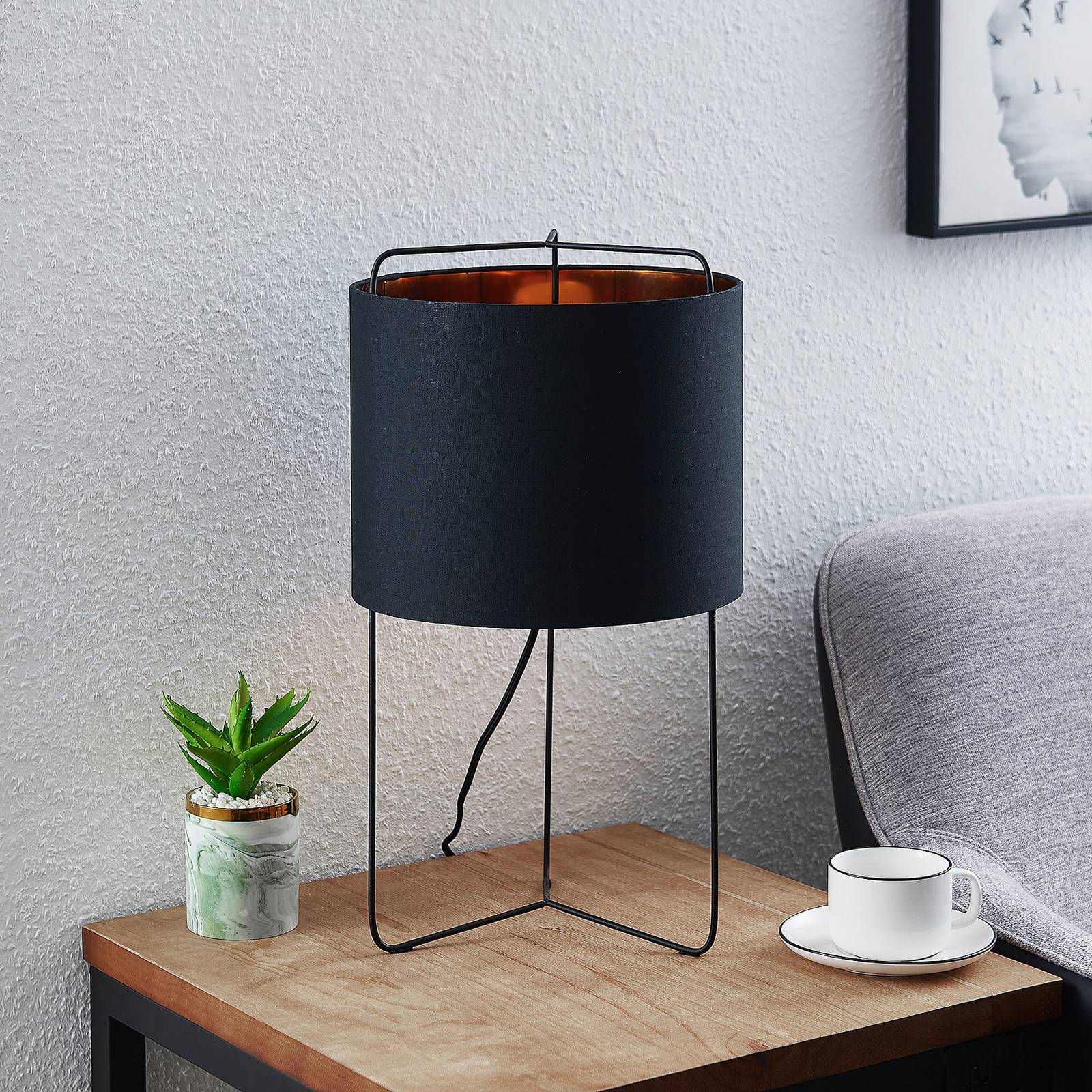 Lindby Kesta -pöytävalaisin, musta-kulta, 50 cm