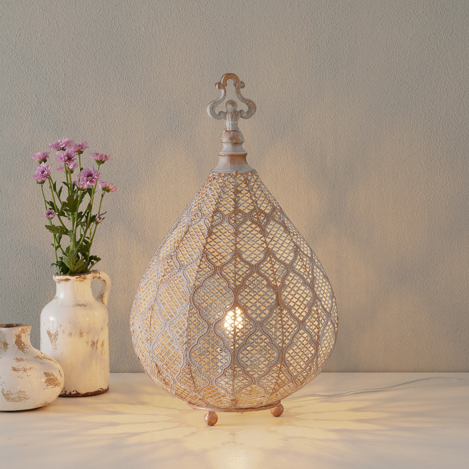 Itämaistyylinen LED-pöytävalaisin Nabila