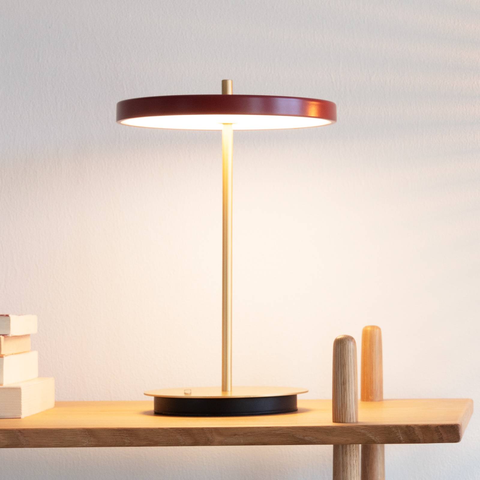 UMAGE -LED-pöytälamppu Asteria move, punainen