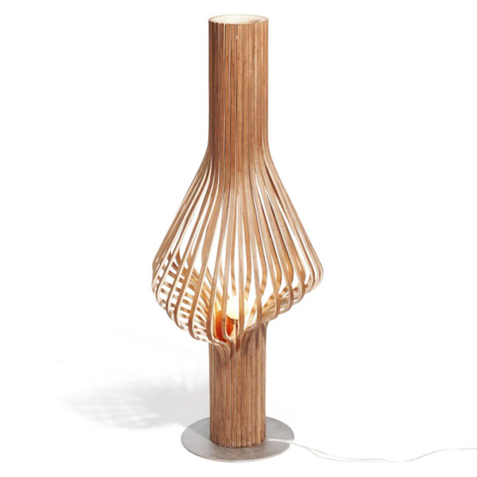 Design-lattiavalaisin Diva, tammea ja himmennin