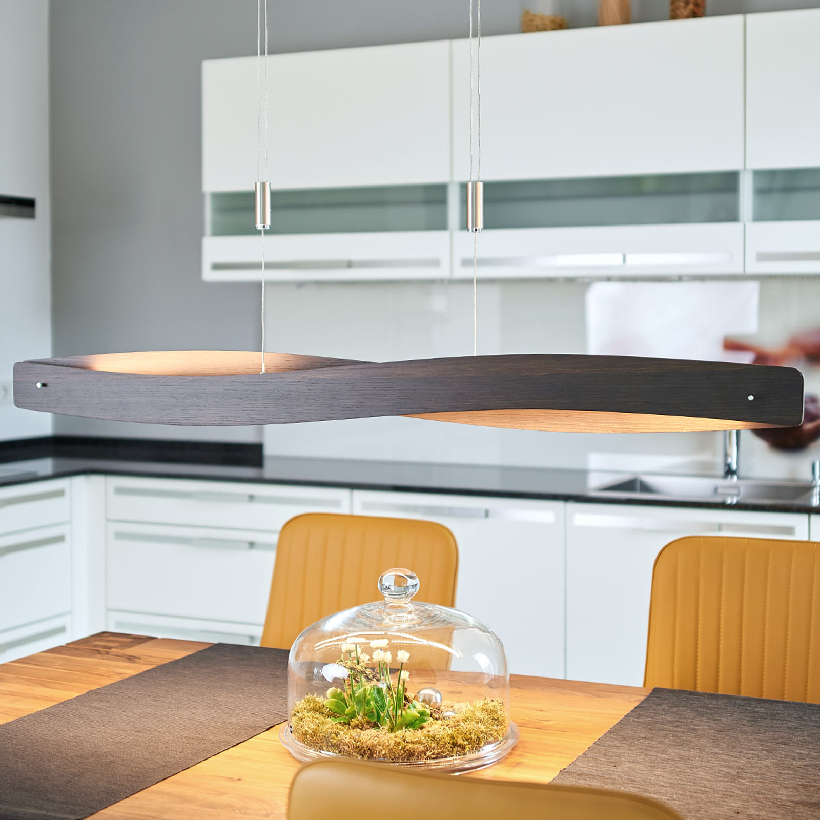 Siirtomaatammella viilutettu LED-riippuvalo Lian
