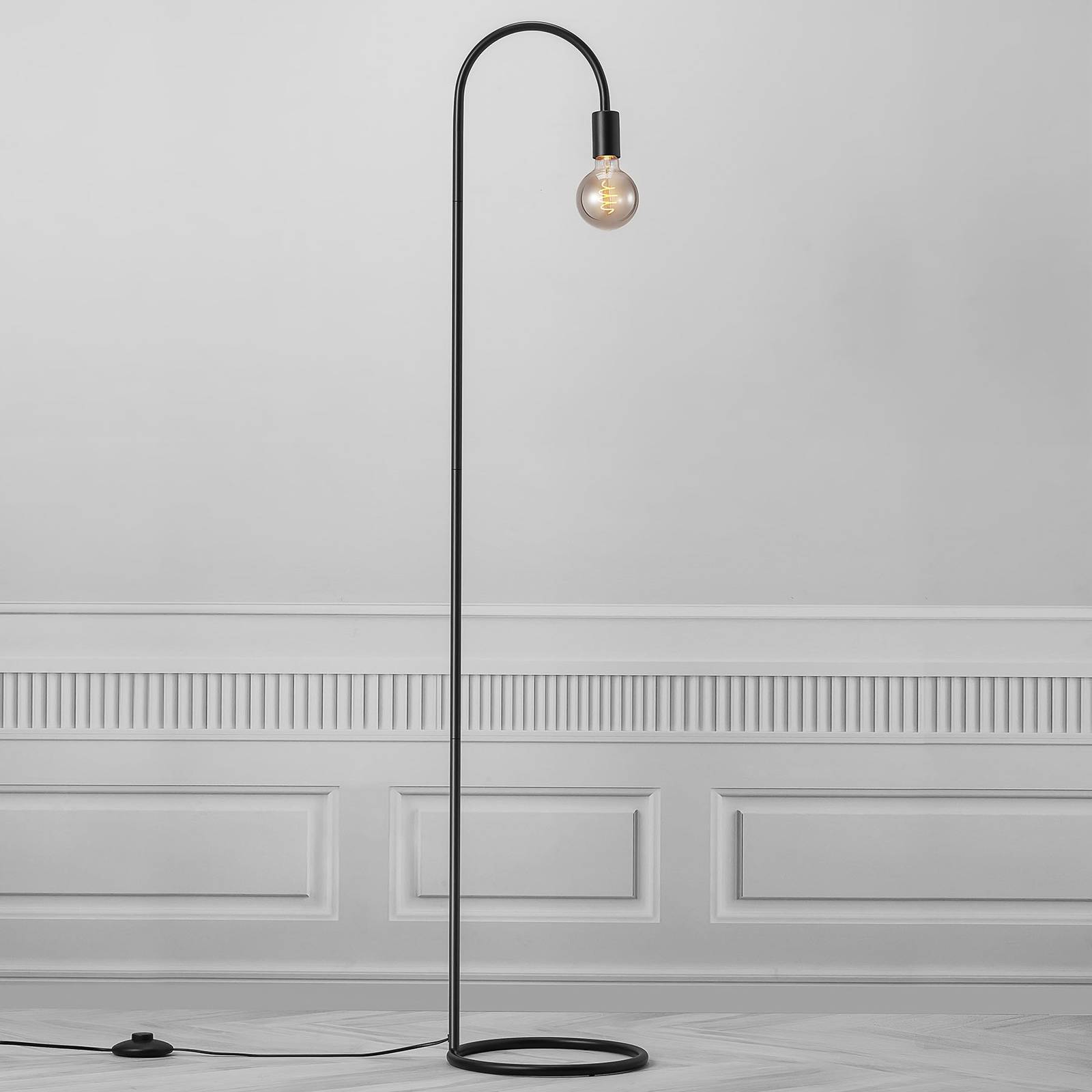 Lattiavalo Paco minimalistista tyyliä
