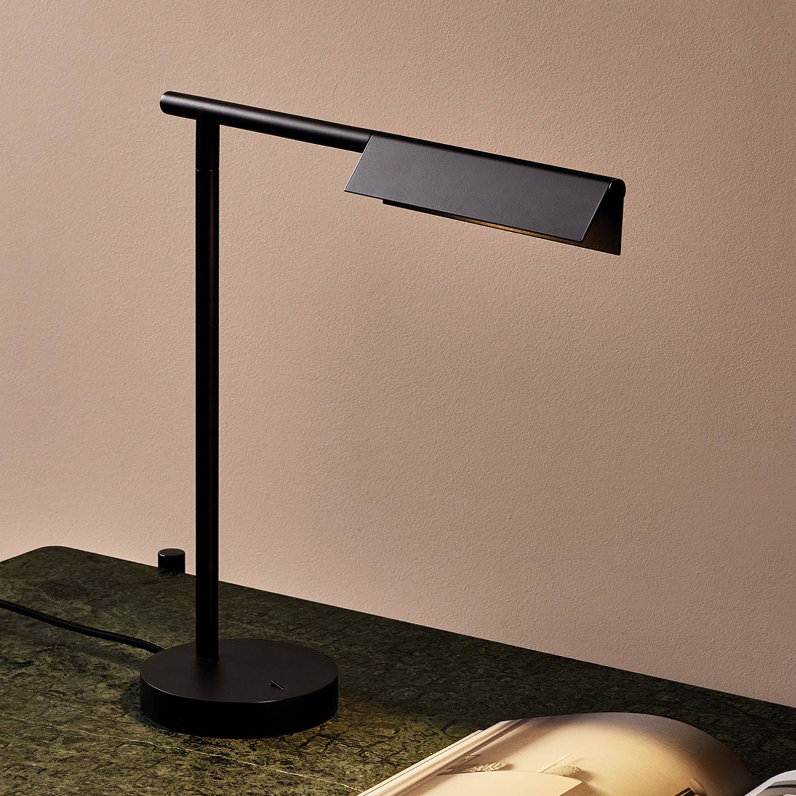 Astro Fold -LED-pöytälamppu, mattamusta