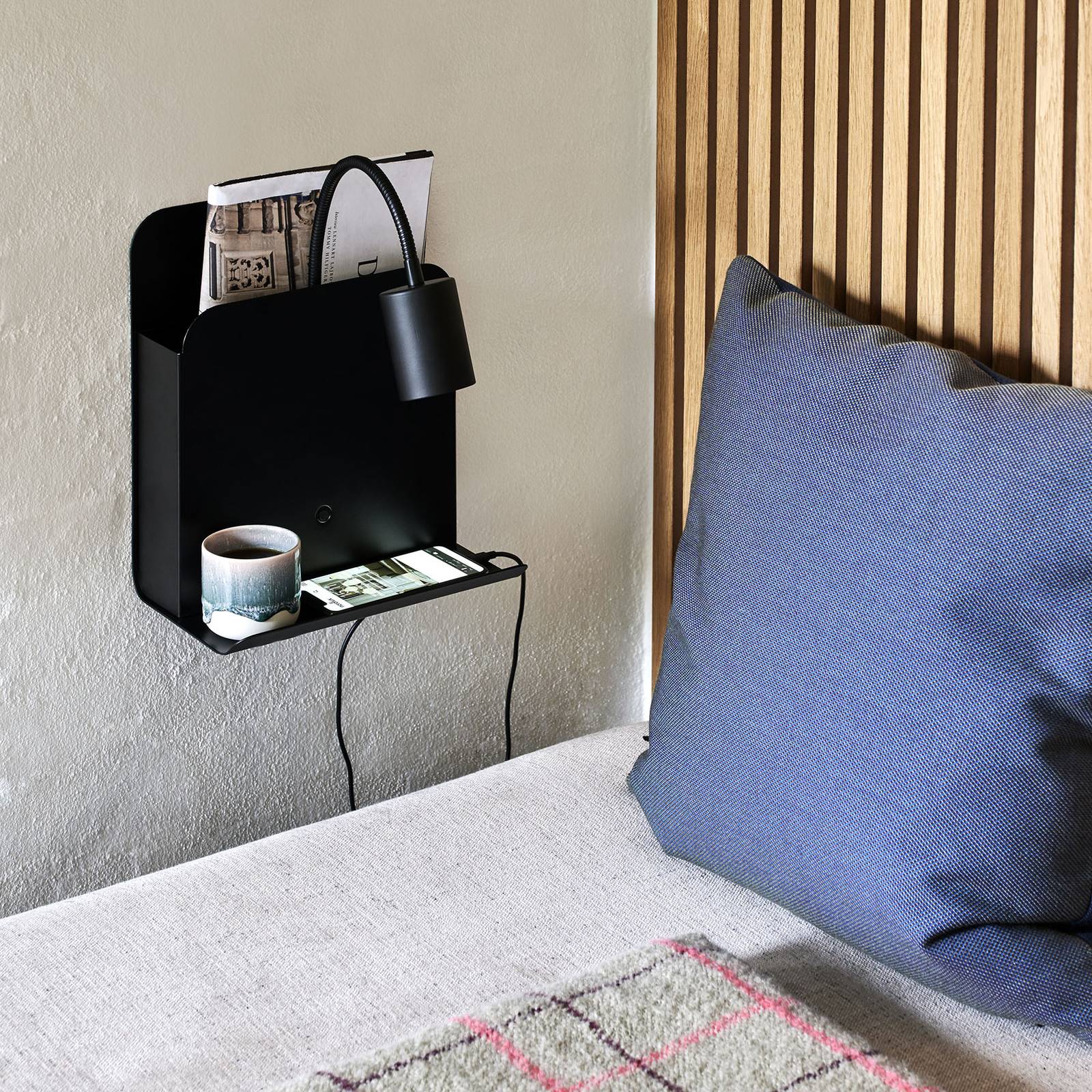 Seinävalaisin Roomi, säilytystaso, USB, valkoinen