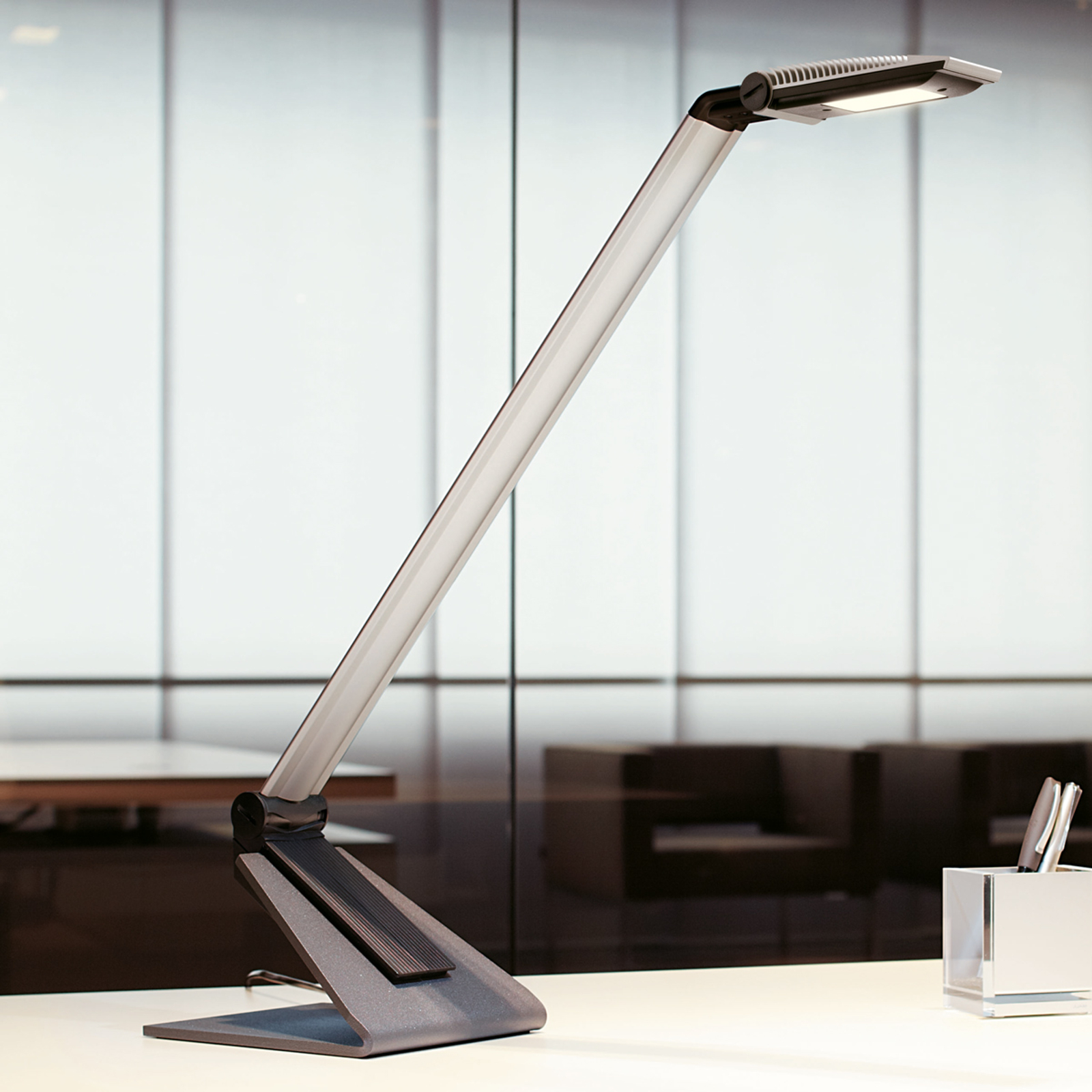 Moderni LED-kirjoituspöytävalaisin Solaris
