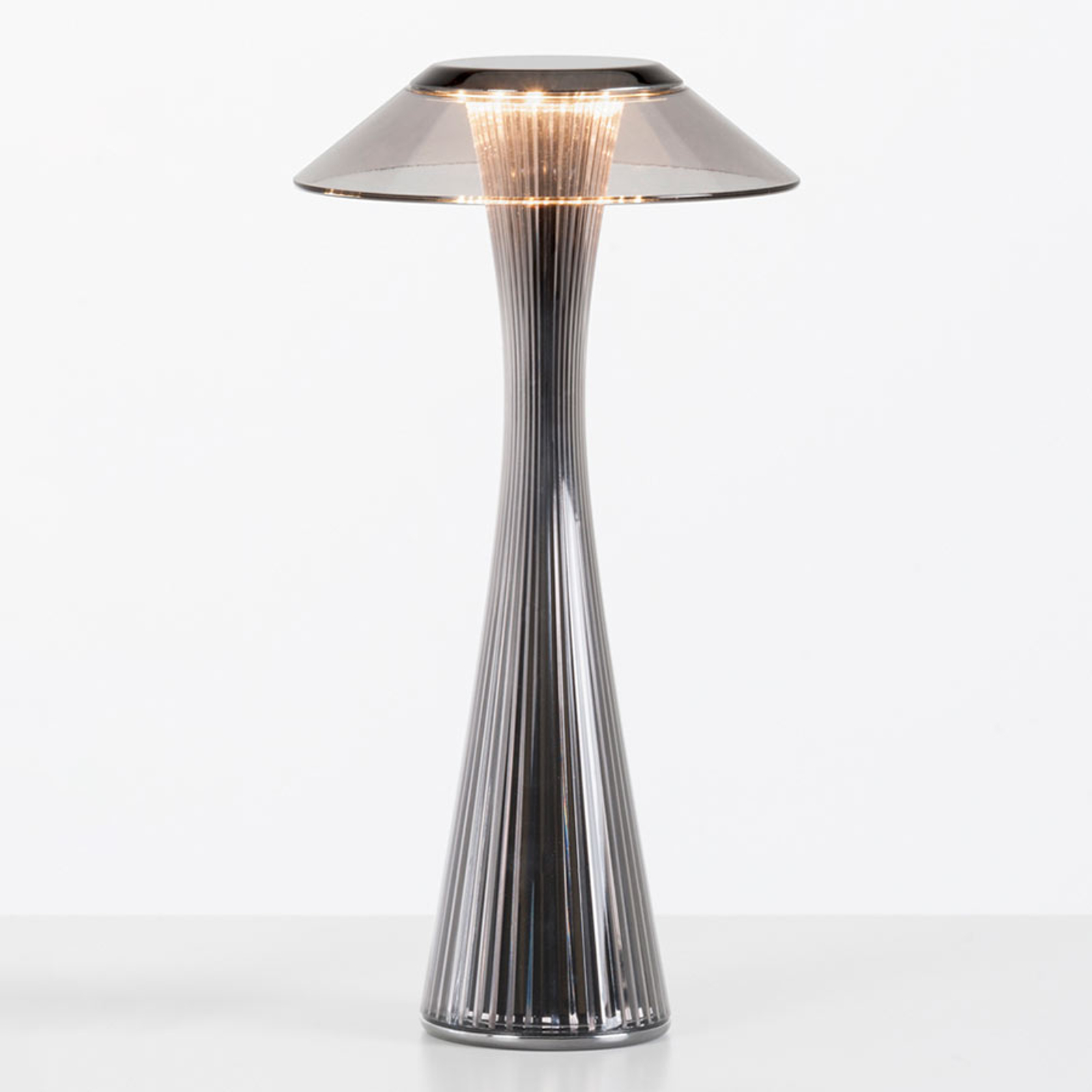 Kartell Space -design-LED-pöytälamppu, titaani