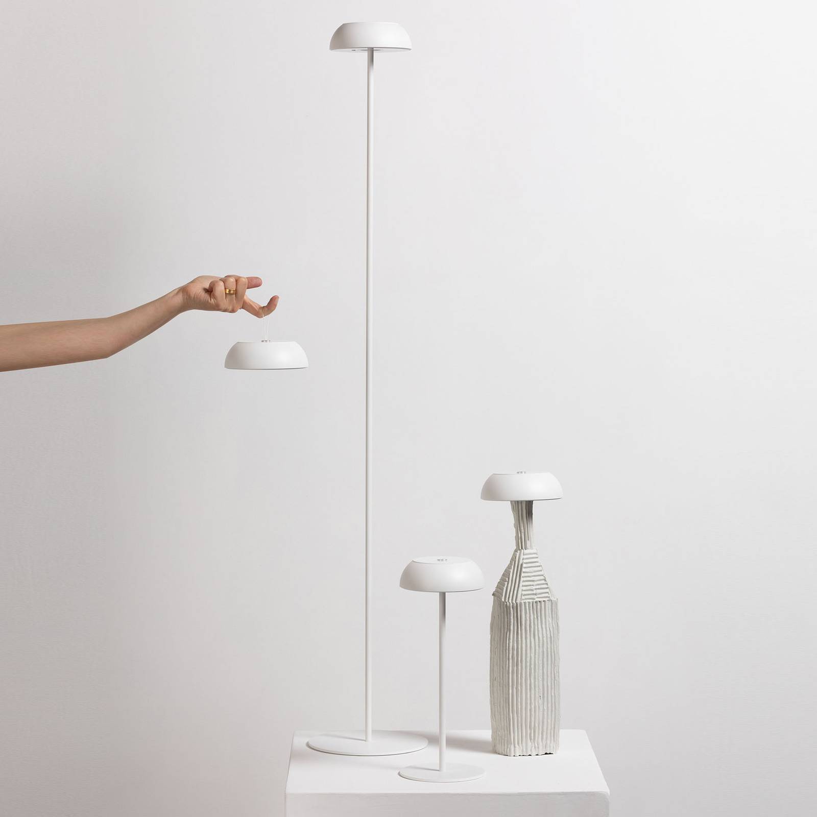 Axolight Float LED-designer-lattiavalo, valkoinen