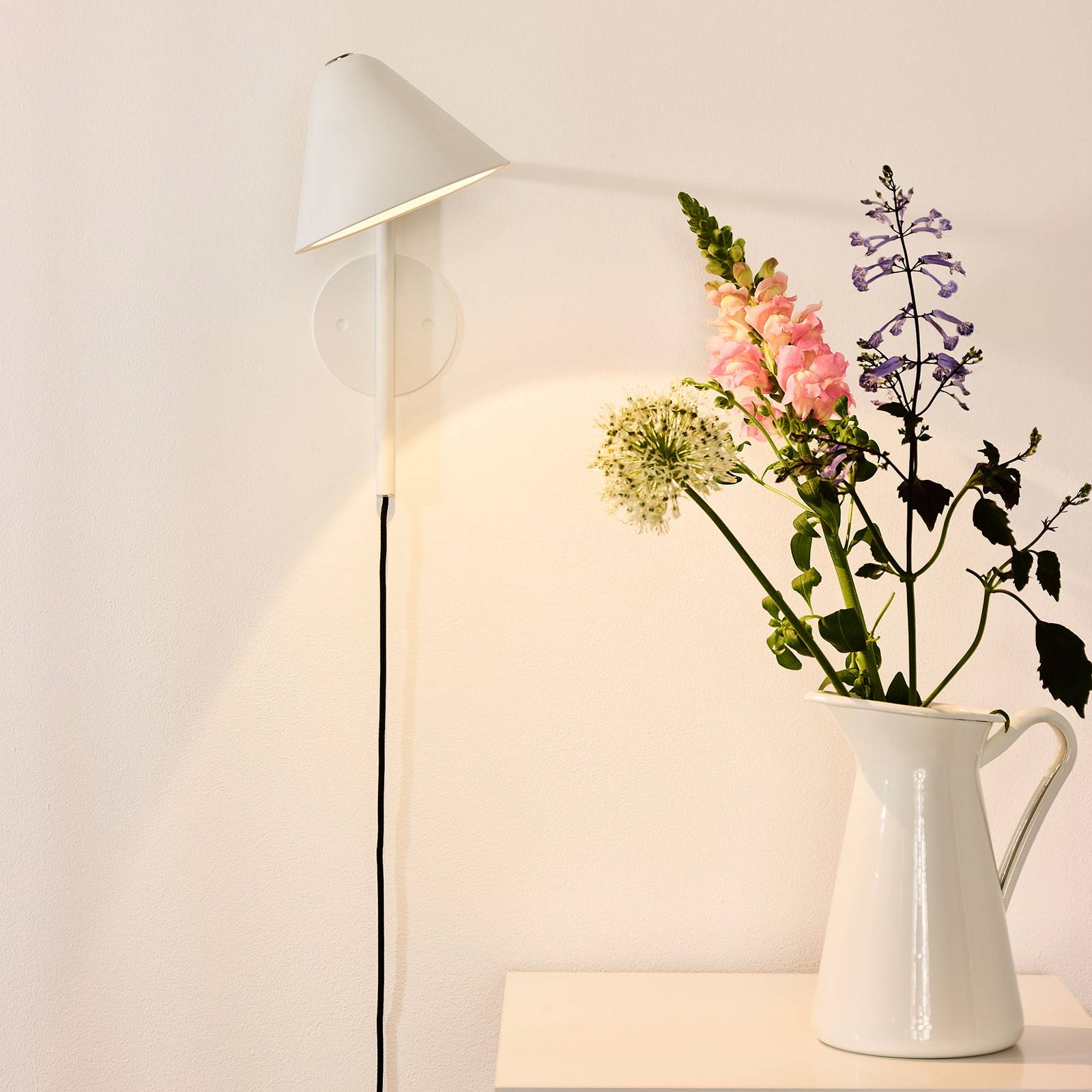 LED-seinävalaisin Devon pistokkeella, valkoinen