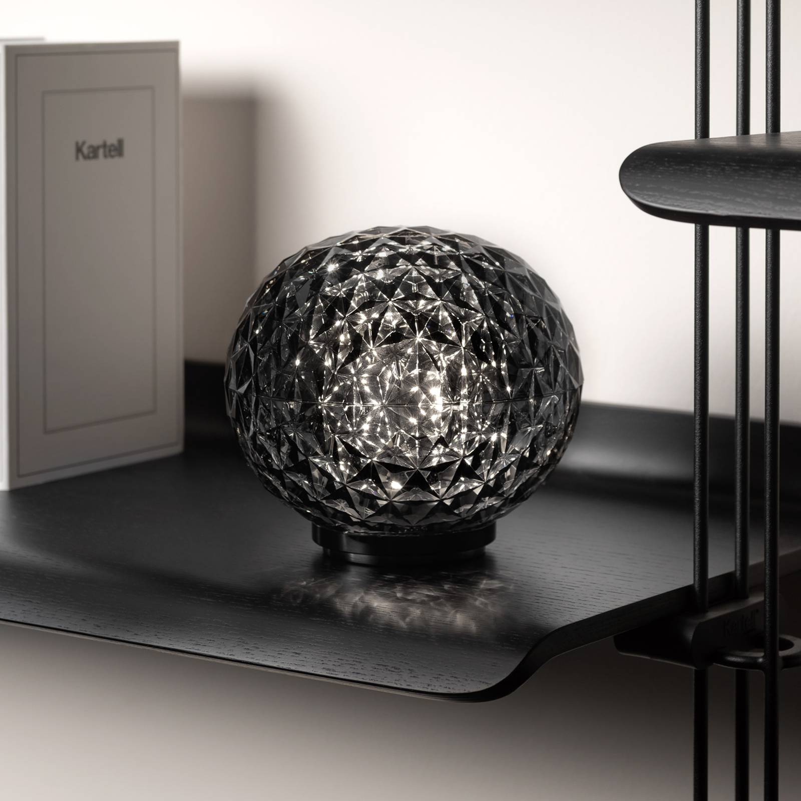 Kartell Mini Planet -akkupöytävalaisin savunharmaa