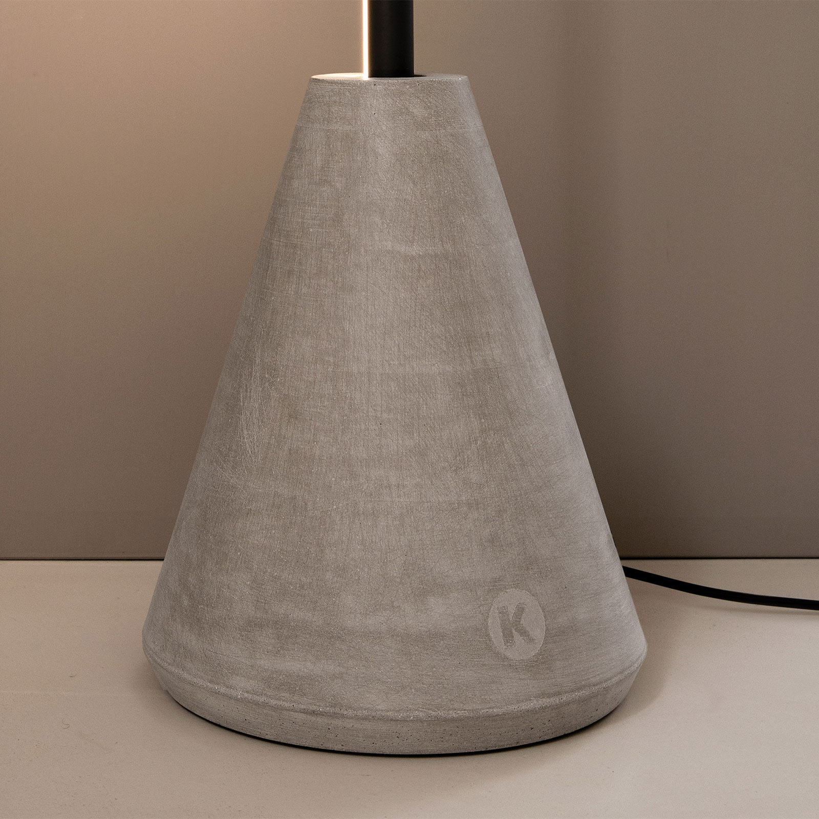 Karman Cupido -varjostin LED-lattiavalaisimeen