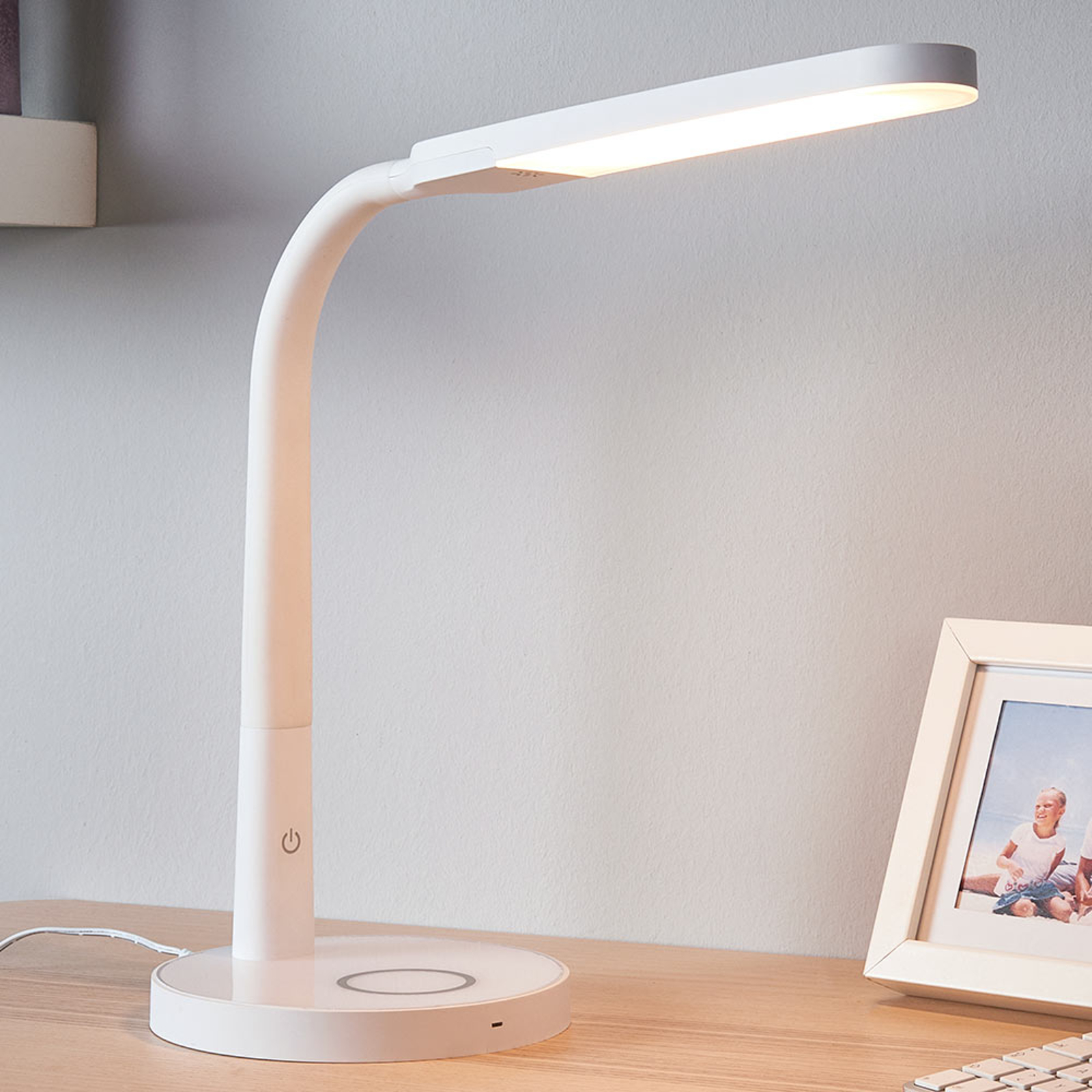 Valkoinen Maily-työpöytävalaisin LED, USB-portti