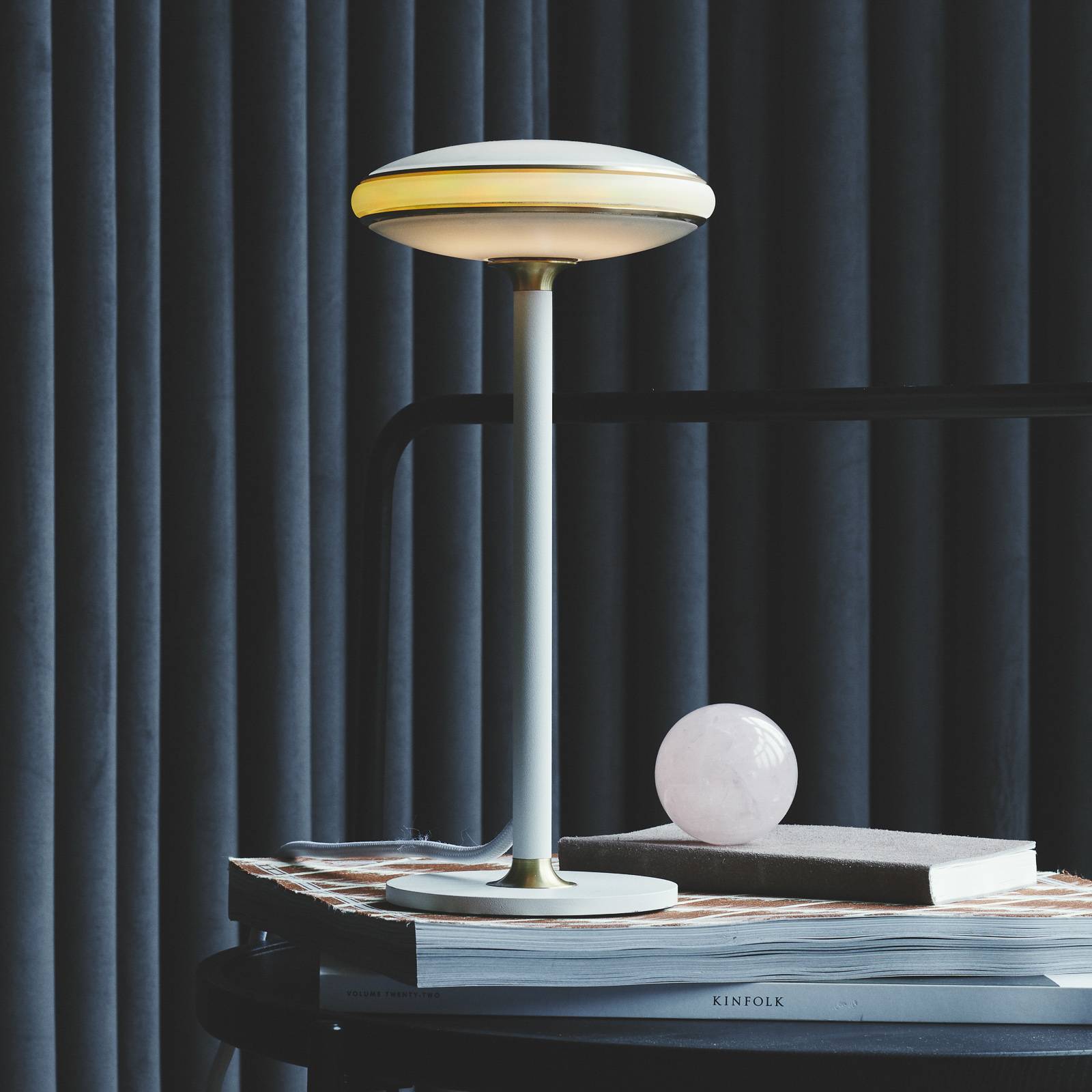 Shade ØS1 -LED-pöytälamppu, messinki, valkoinen