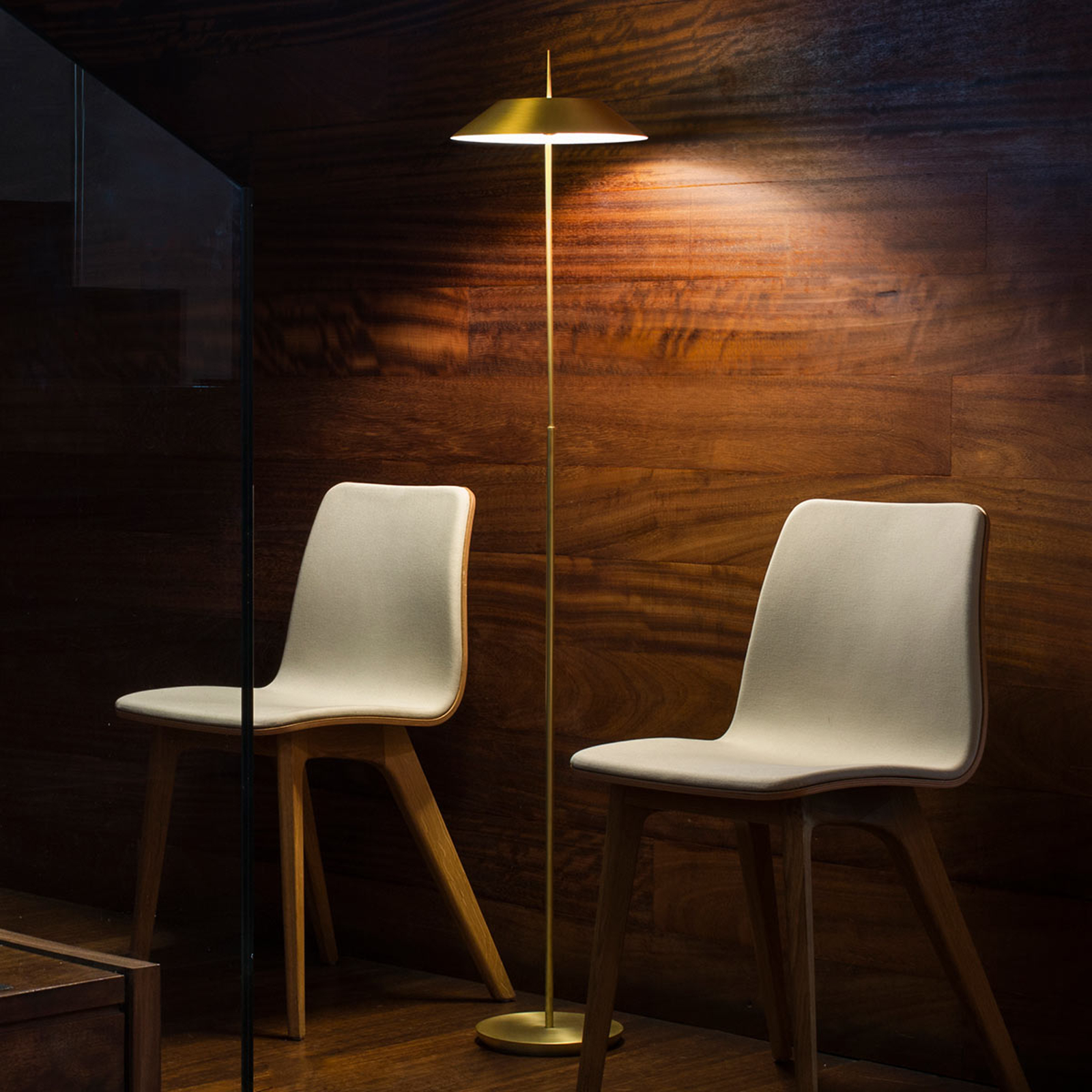 Koristeellinen Mayfair-LED-lattiavalaisin, kulta