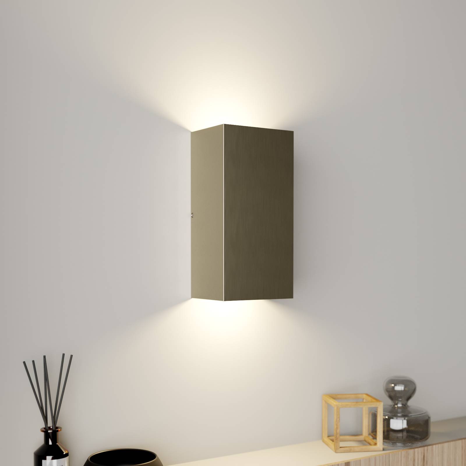 Puristinen LED-seinävalaisin Mira