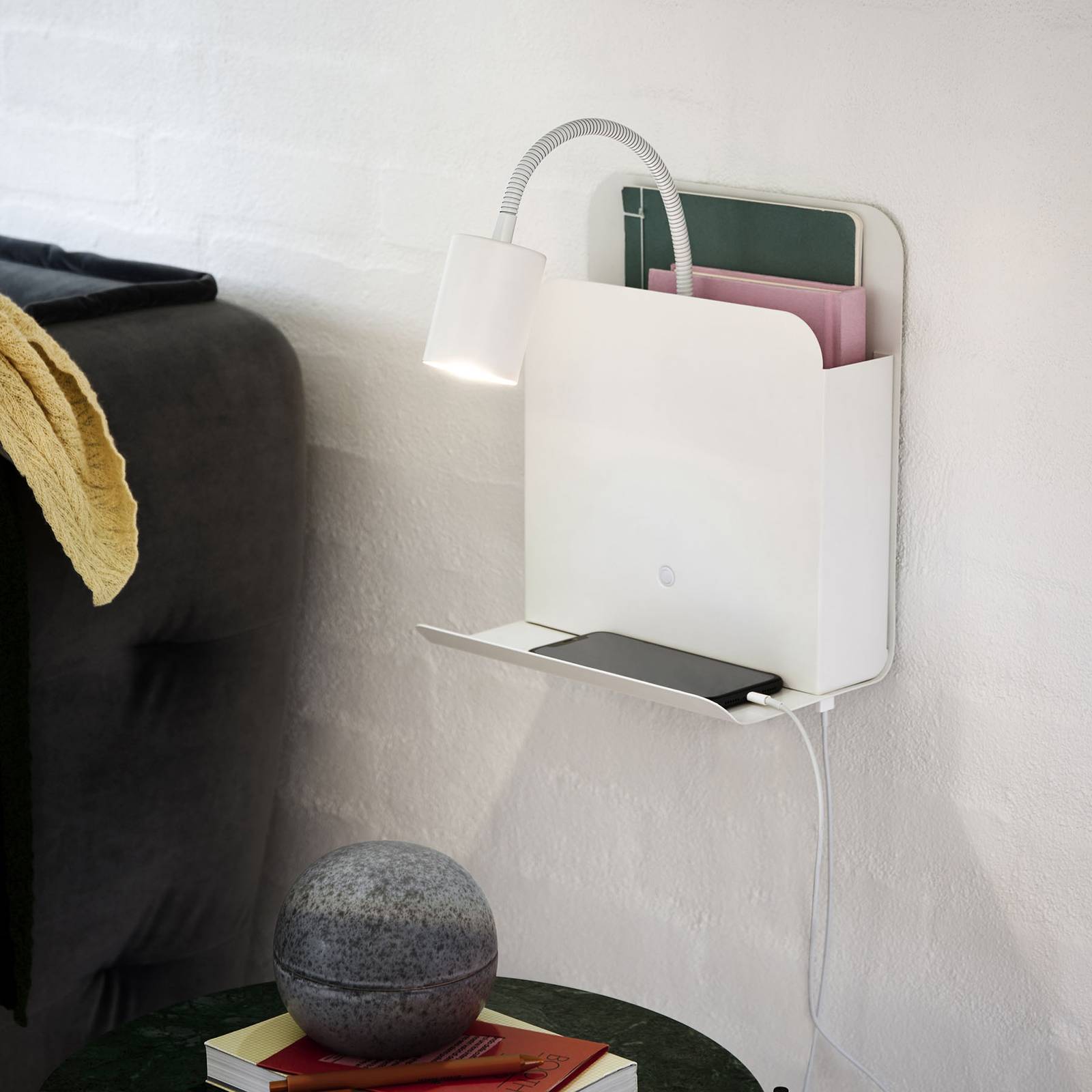 Seinävalaisin Roomi, hyllytaso ja USB, valkoinen